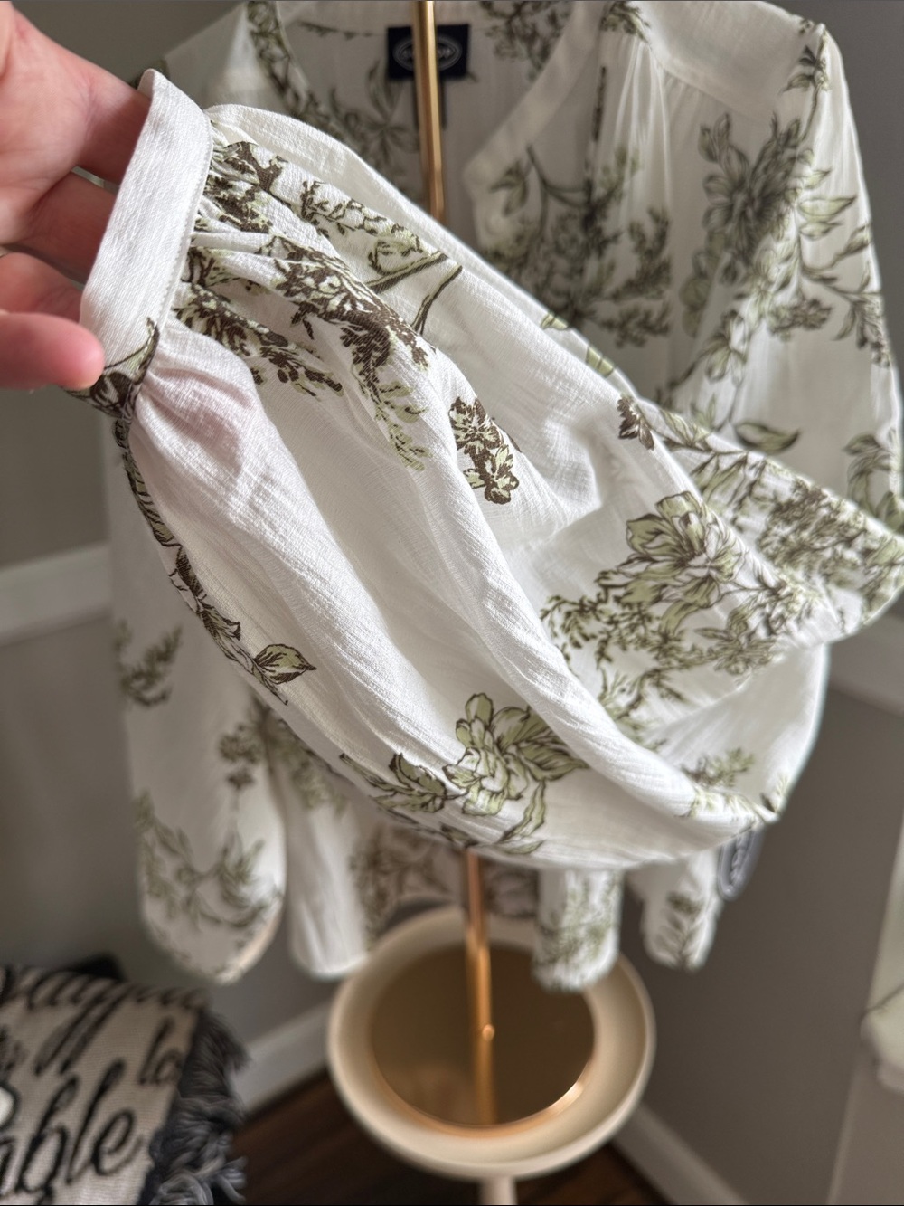 Lightweight White Floral Button-Front Blouse - Picture 5 of 6